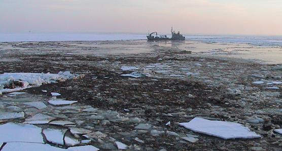Combating oil spill in arctic conditions